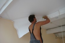Как выполнить ремонт потолка своими руками
